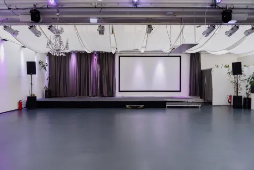 Eventfläche mit Bühne und Leinwand