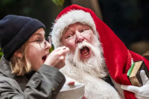 Der Gottwald - Weihnachtsmann hat Hunger und isst mit