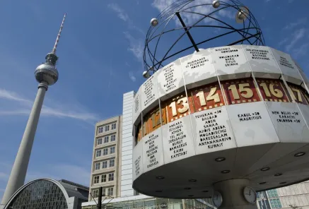 Weltzeituhr und Fernsehturm am Alexanderplatz in Berlin