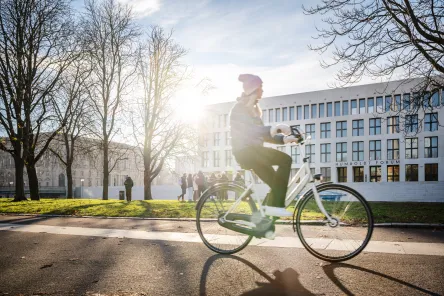 Radfahrerin vorm Humboldtforum