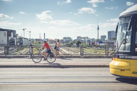 Warschauer Brücke mit Tram in Berlin-Friedrichshain