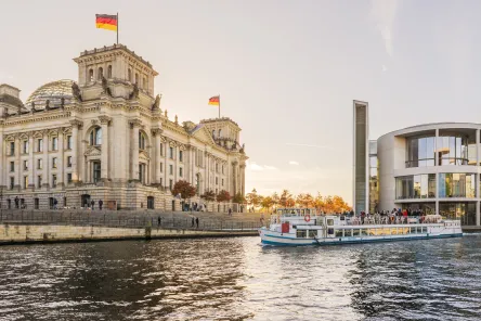 Reichstag an der Spree in Berlin-Mitte