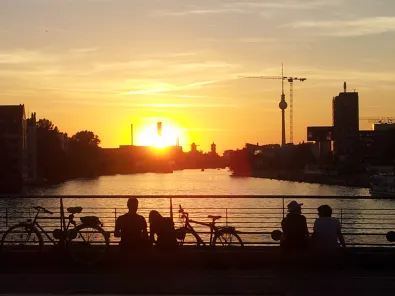 Sonnenuntergang an der Spree von der Oberbaumbrücke in Berlin