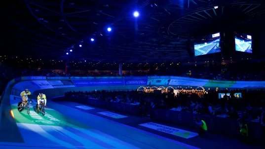 Radsport Berlin Velodrom. Hier sind zwei Rennradfahrer indoor zu sehen