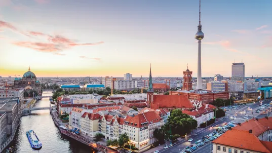 Skyline von Berlin bei Sonnenuntergang mit Fernsehturm und Spree