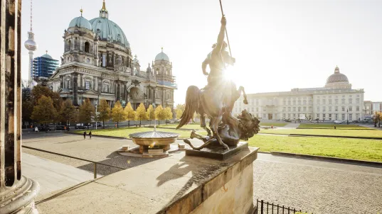 Berliner Dom und Reiterstatue bei Sonnenlicht, Fernsehturm im Hintergrund