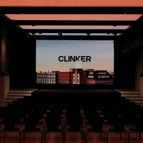 Blick auf Bühne und 4K LED-Wand im Hauptraum von CLINKER.
