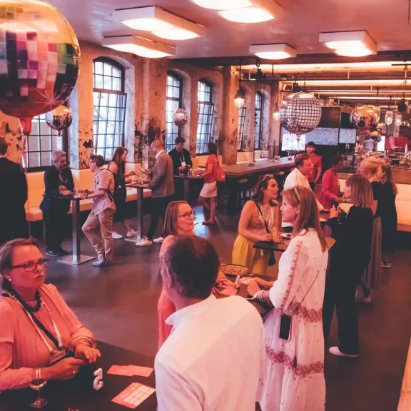Menschen unterhalten sich bei einem Networking-Event