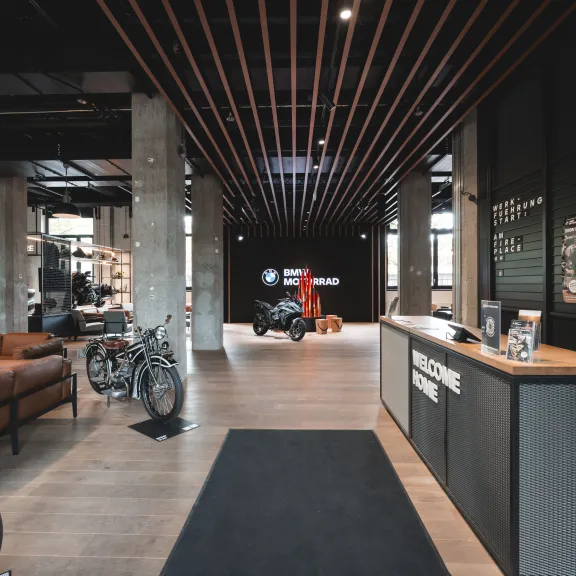 Motorrad Welt mit Holzboden, Sofas und Ausstellung von Motorrädern