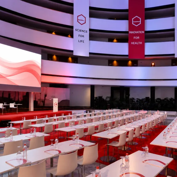 Meeting im Atrium Nahaufnahme
