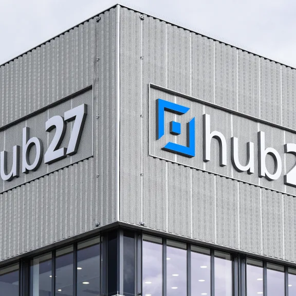 Gebäude mit dem Schriftzug und Logo „hub27“ an der Fassade