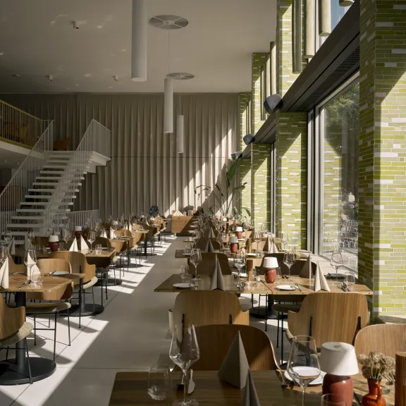 Das Restaurant mit Aufgang zur Galerie im Hauptraum von MOKKA*MILCH. 