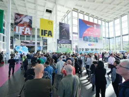 Menschenmenge in heller Messehalle mit großen IFA-Bannern und Ständen