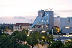 Aussenansich_Estrel Hotel