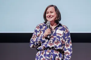 Sabine Wendt spricht in Mikro