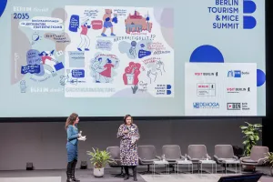 Sabine Wendt auf der Bühne auf dem Berlin Tourism and Mice Summit 2024