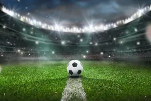 Fußball auf dem Anstoßpunkt in einem hell erleuchteten Stadion
