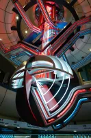 Lichtplastik im ICC an der Decke in rot und blau