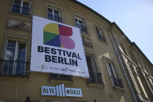 Banner mit Logo und Text "Bestival Berlin" an Gebäude Alte Münze in Berlin.