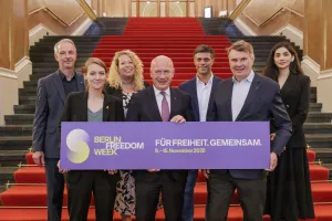 Gruppenfoto auf der Pressekonferenz zum Start der Berlin Freedom Week im Roten Rathaus