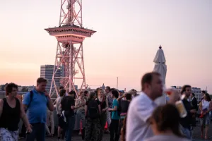 Auf der Dachterrasse des ICC Berlins bei Sonnenuntergang mit Funkturm im Hintergrund