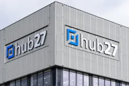 Gebäude mit dem Schriftzug und Logo „hub27“ an der Fassade