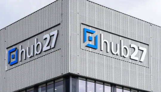Eckgebäude mit großem "hub27"-Logo an der Fassade