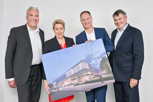 4 Personen halten ein Bild des City Cubes in der Hand, links nach rechts: Dirk Hoffmann, Franziska Giffey, Dr. Mario Tobias, Burkhard Kieker