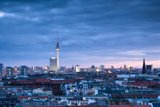 Berliner Skyline am Abend mit Fernsehturm und Dächern