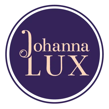 Logo mit dem Text "Johanna LUX" auf dunkelviolettem Hintergrund.