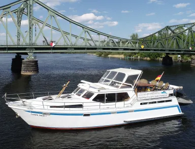 Yacht CARPE DIEM vor Glienicker Brücke