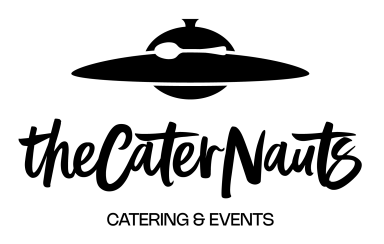 Schwarz-weißes Logo mit einer stilisierten Servierglocke in Form eines fliegenden Objekts (UFO) im oberen Bereich. Darunter steht in geschwungener, handschriftlicher Schrift der Name „the CaterNauts“. Unterhalb befindet sich in klarer, serifenloser Großschrift der Zusatz „CATERING & EVENTS“.