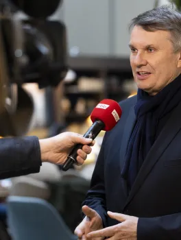 CEO visitBerlin spricht in rotes Mikrofon