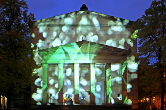 Eine Kirche wird während des Lichterfests im Oktober farbenfroh angestrahlt.