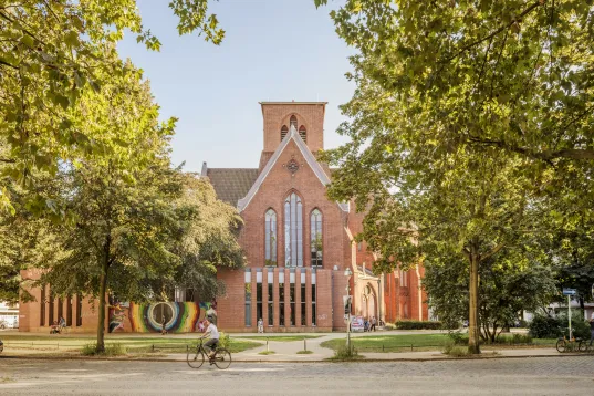 Neukoelln, Schillerkiez, Herrfurthplatz, Genezarethkirche