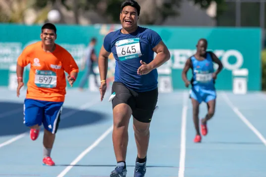 Special Olympics Läufer, die auf die Kamera zulaufen