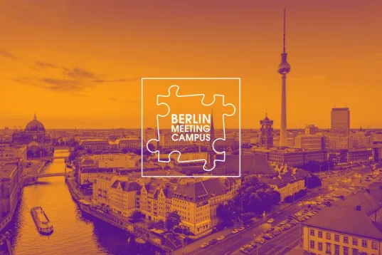 Blick über Berlin mit Fernsehturm, Spree und Berliner Dom sowie Berlin Meeting Campus Logo 