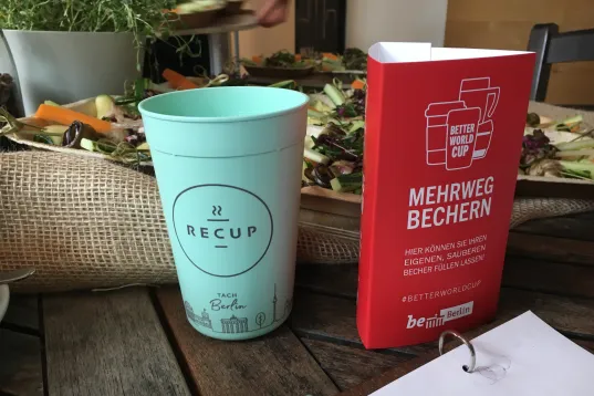 Auf dem Bild ist ein Mehrwegbecher zu sehen mit der Aufschrift Better World Cup