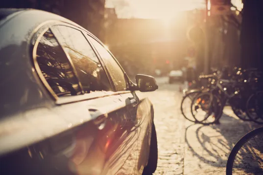 Parkendes Auto im Gegenlicht in Berlin