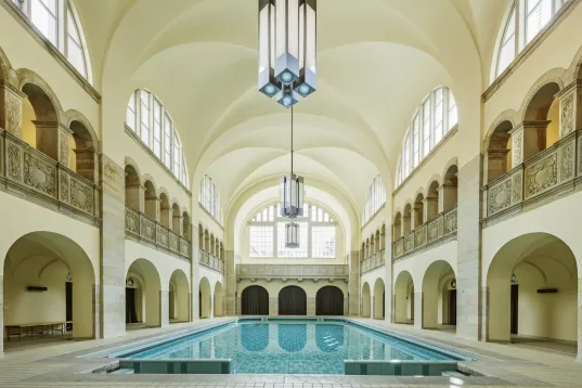 visitBerlin: Schwimmbad Hotel Oderberger Berlin aufgenommen im Rahmen des „15 Minuten Stadt“ Projekts am 04.06.2021 in Berli…