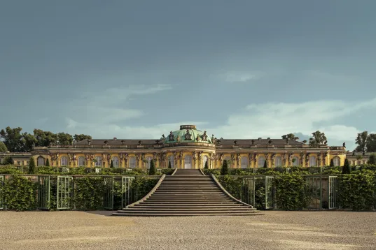 Blick auf die Terrassenanlage mit Fontainenbecken 