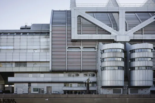 Außenansicht des Internationalen Congress Centrums Berlin (ICC Berlin)mit markanter futuristischer Aluminiumfassade.