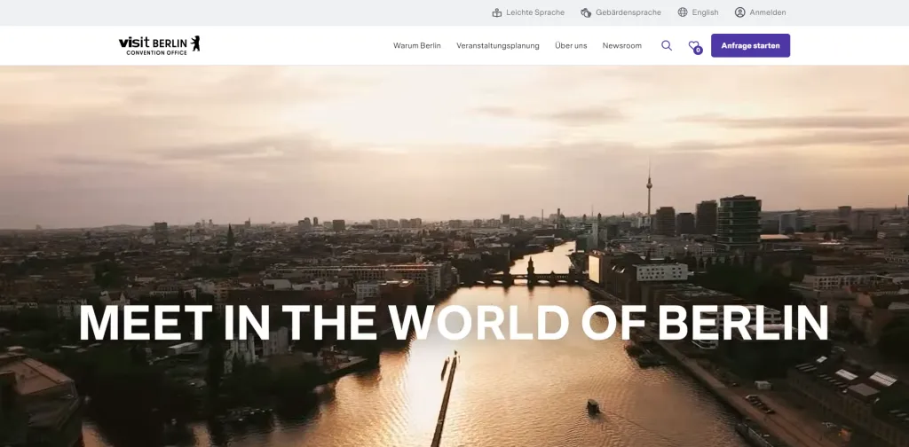 Screen mit Berliner Skyline und Slogan "Meet in the world of Berlin"