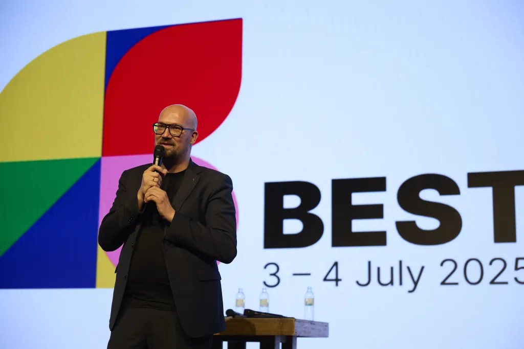 Michael Biel, Staatssekretär, auf der Bühne beim BESTIVAL 2025